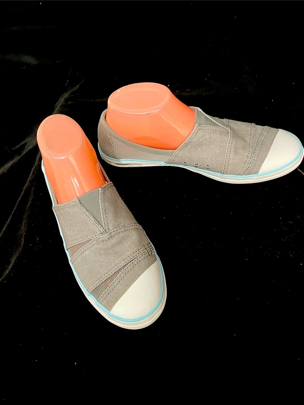 Women’s EUC COLUMBIA Vulc N Vent Slip On Shoes in light grey and candy mint Sz 8